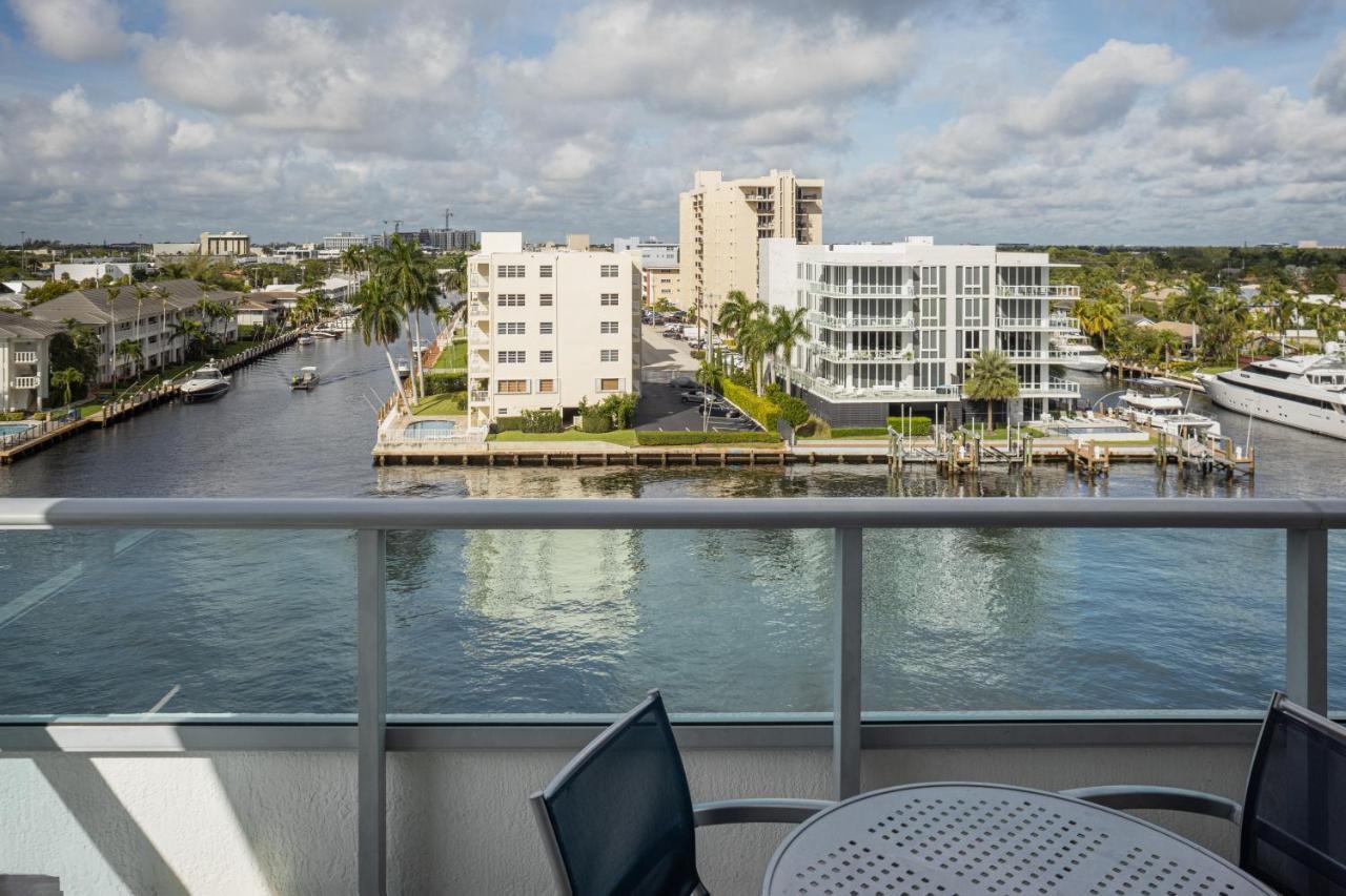 Suite con cama extragrande y vistas al canal