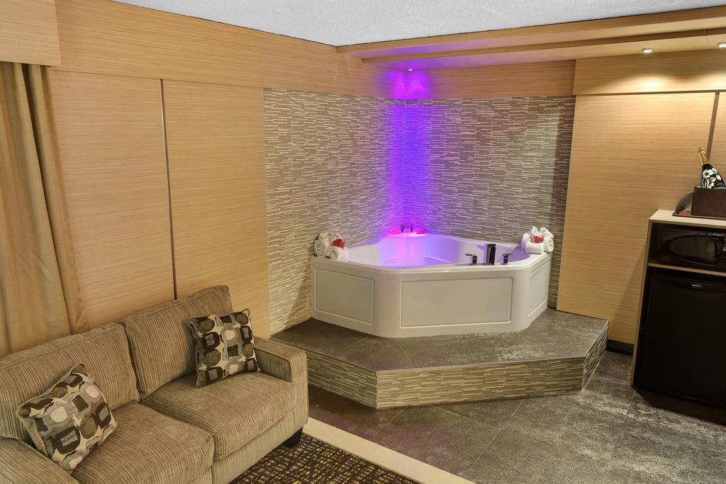 Honeymoon Suite Spa Bath