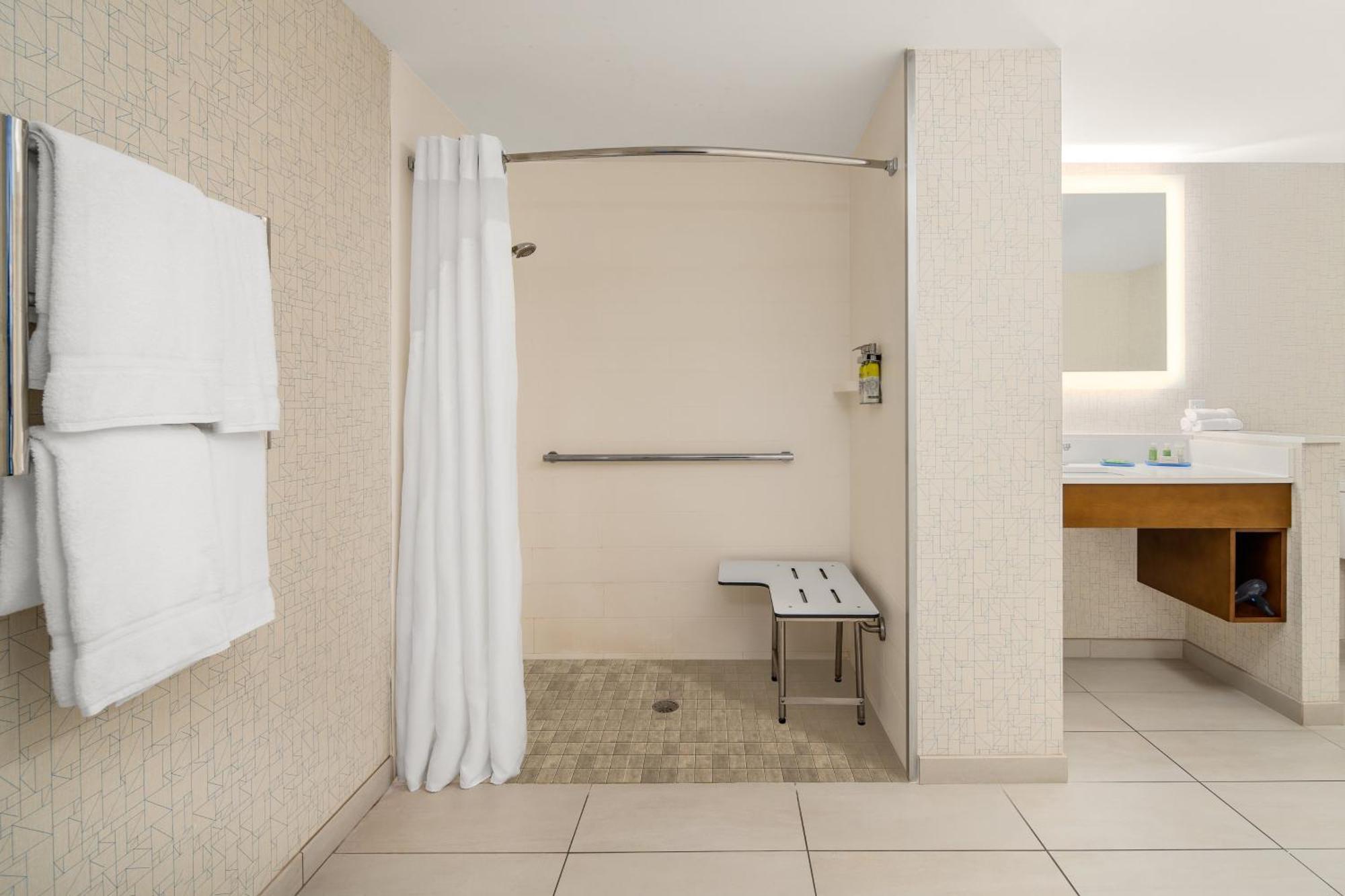 Zimmer mit 2 Queensize-Betten und rollstuhlgerechter Dusche - für Hörgeschädigte geeignet / Nichtraucher