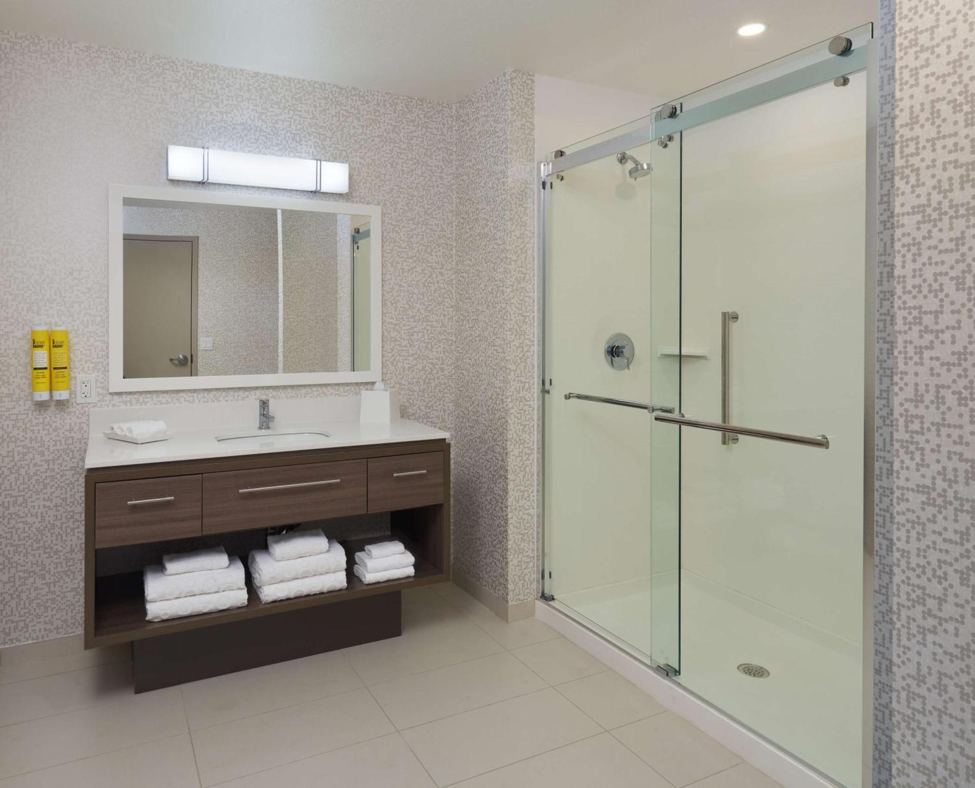 King Studio with Roll-In Shower - Disability Access/Non-Smoking,1552169512:JPEG