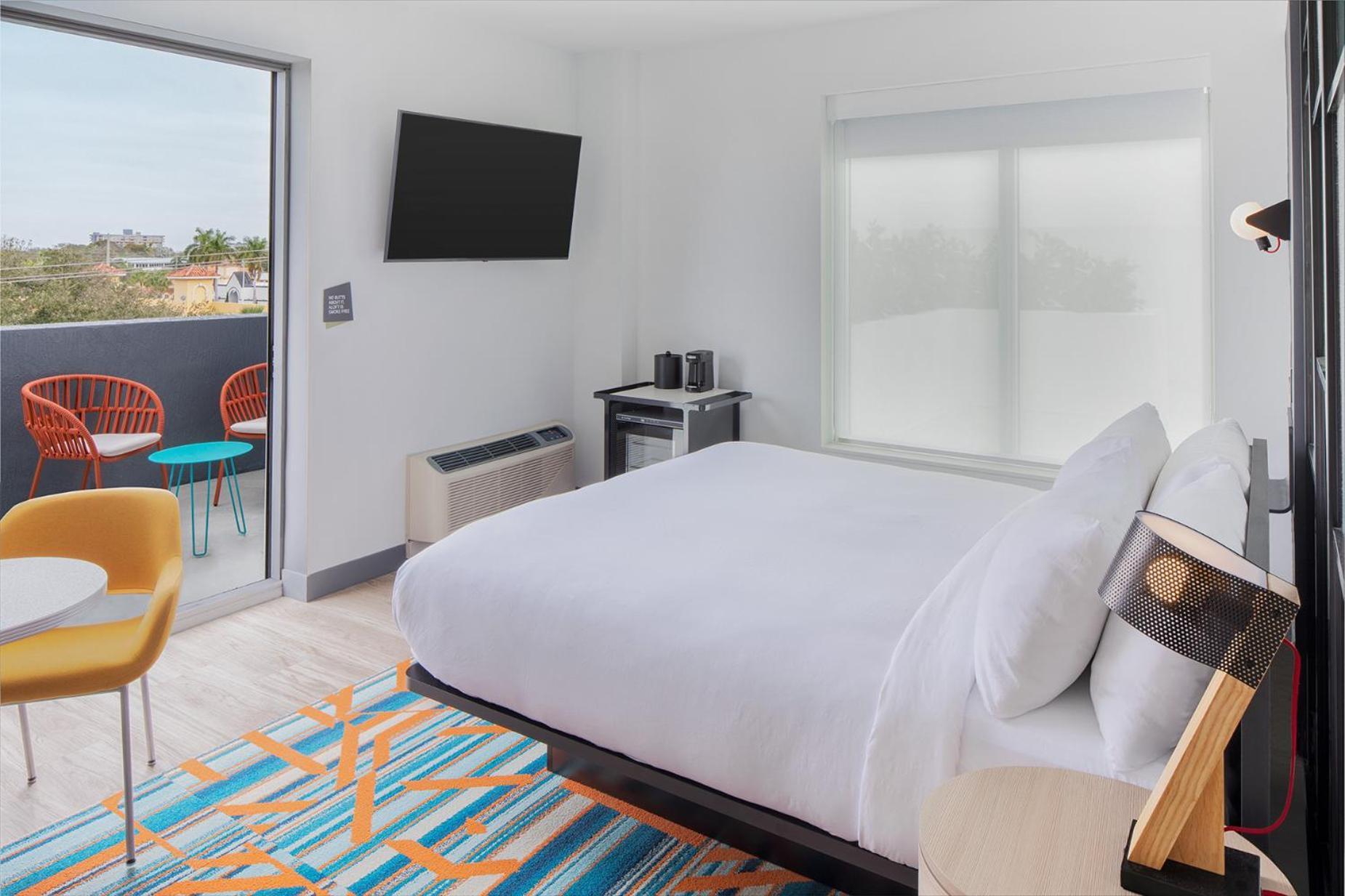 Chambre Lit King-Size avec Balcon - Vue sur Ville