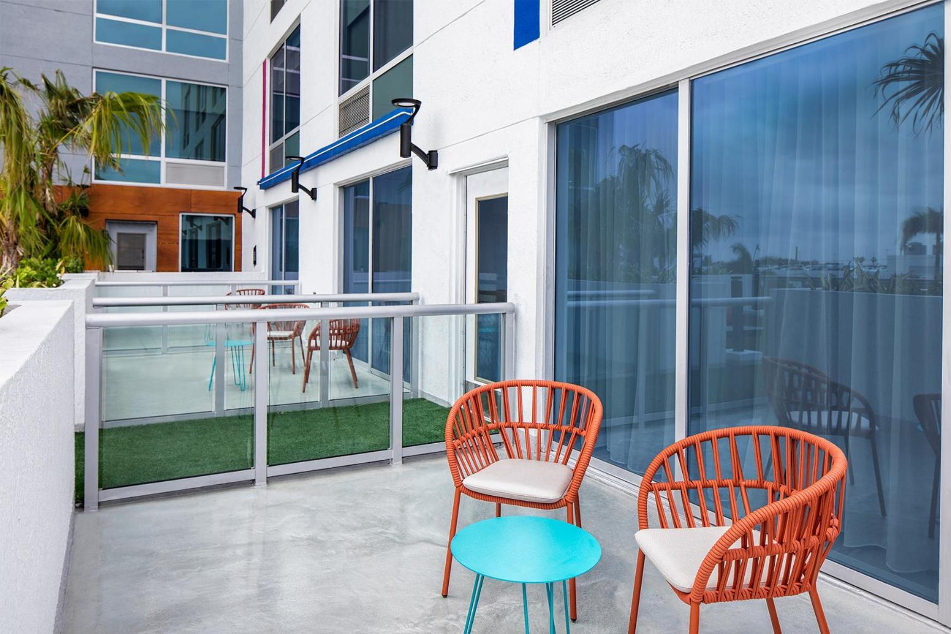 Chambre avec 2 Lits Queen-Size avec Balcon et Vue sur Ville