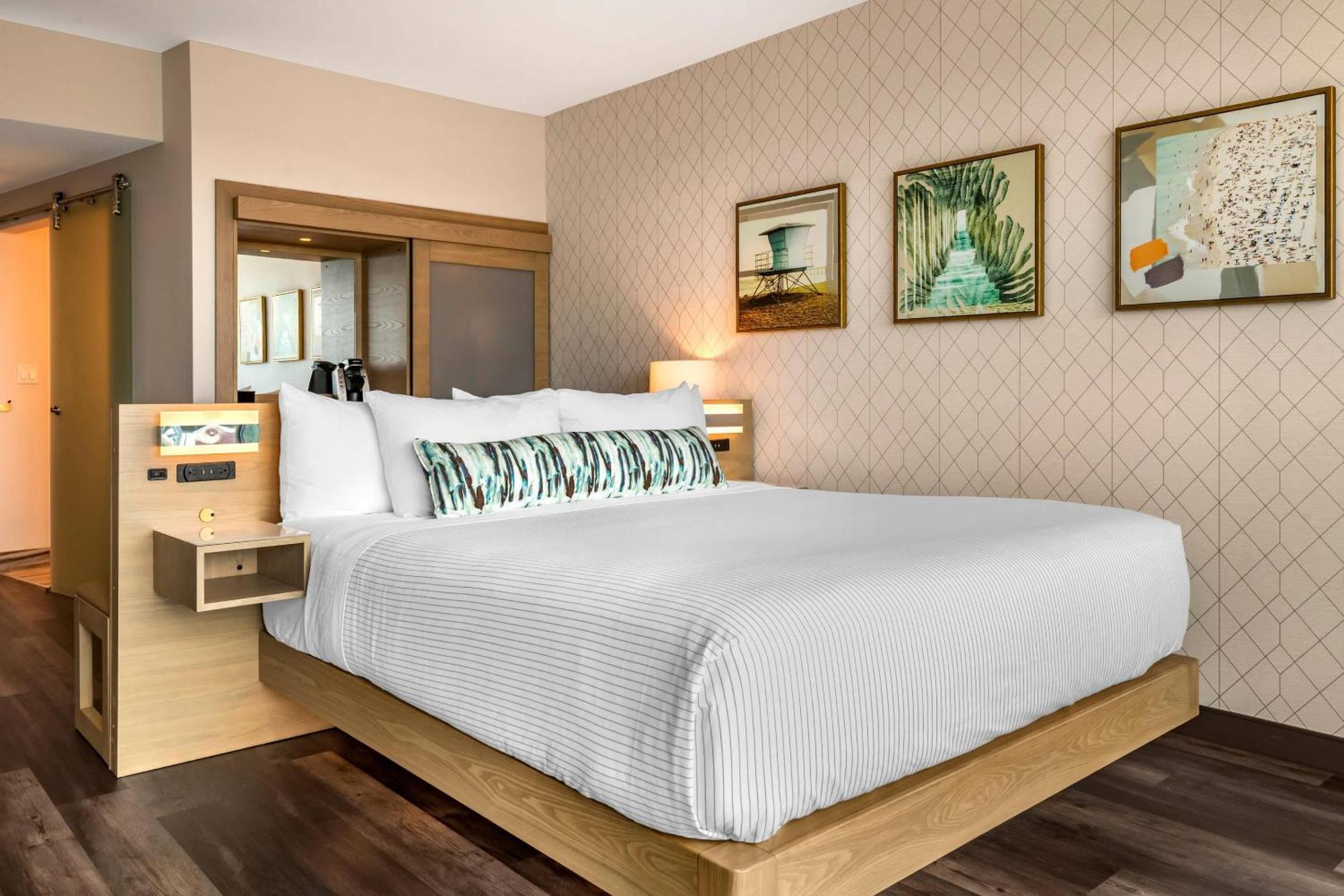 Zimmer mit Kingsize-Bett und ebenerdiger Dusche – Barrierefrei/Nichtraucher