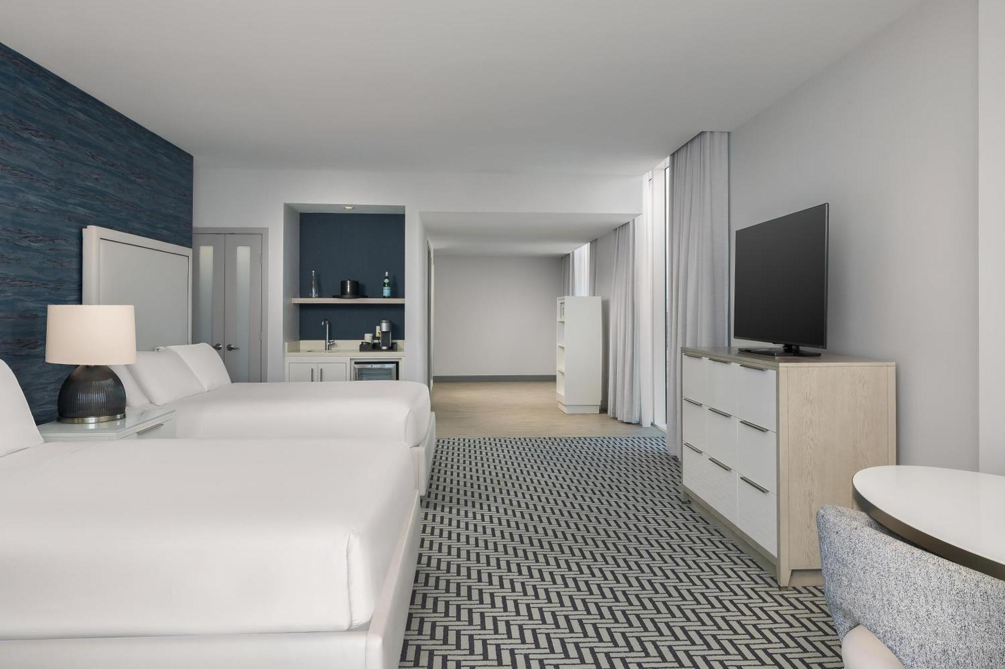 Zimmer mit 2 Queensize-Betten und Balkon – Meerseite