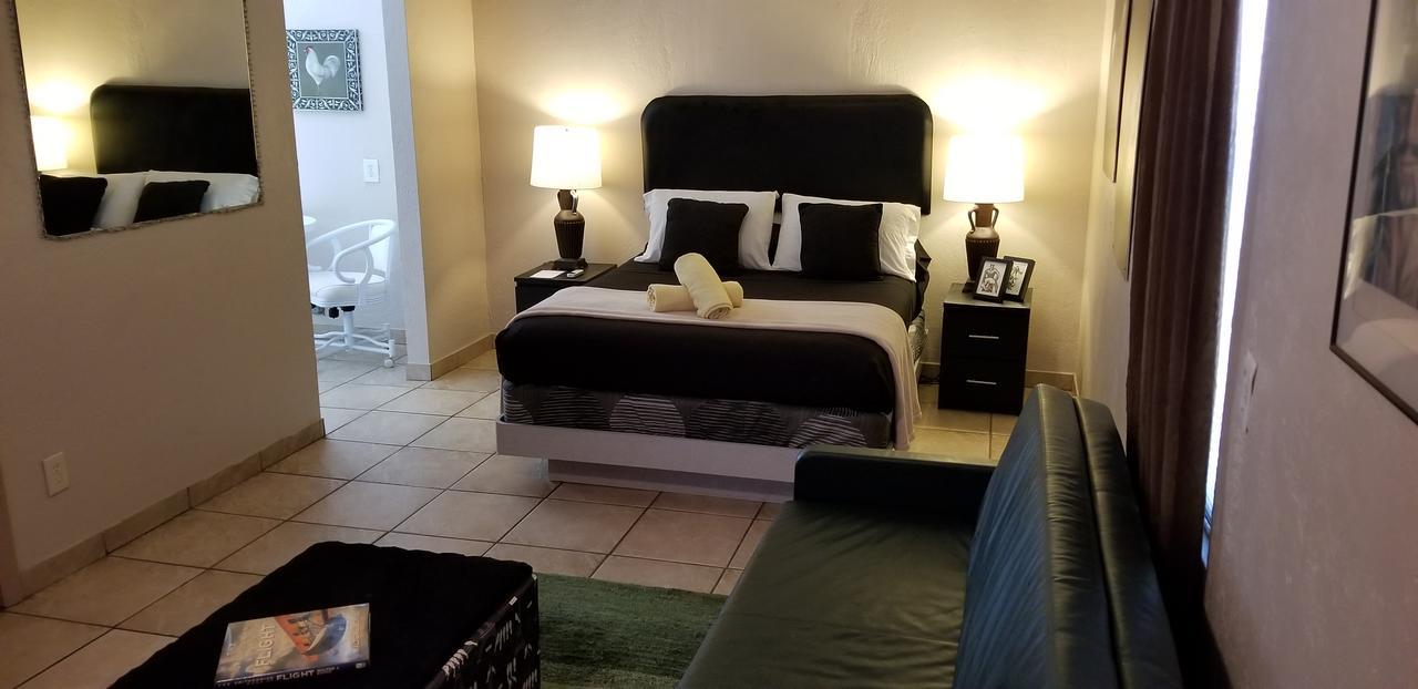 Suite mit Queensize-Doppelbett und Poolblick