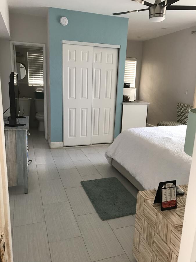 Habitación con cama grande y vistas al mar