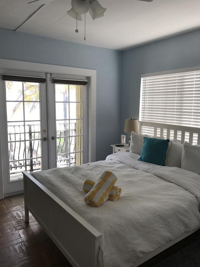 Habitación con cama grande