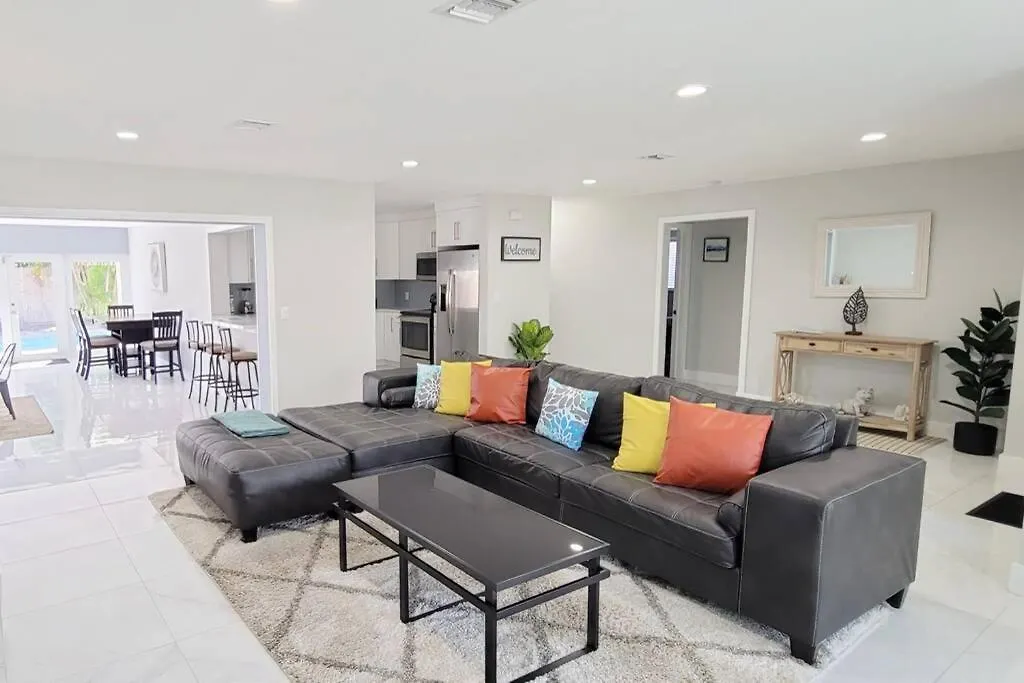 Stunning 4 Bedrooms House With Pool 6Mins To Ocean-1
