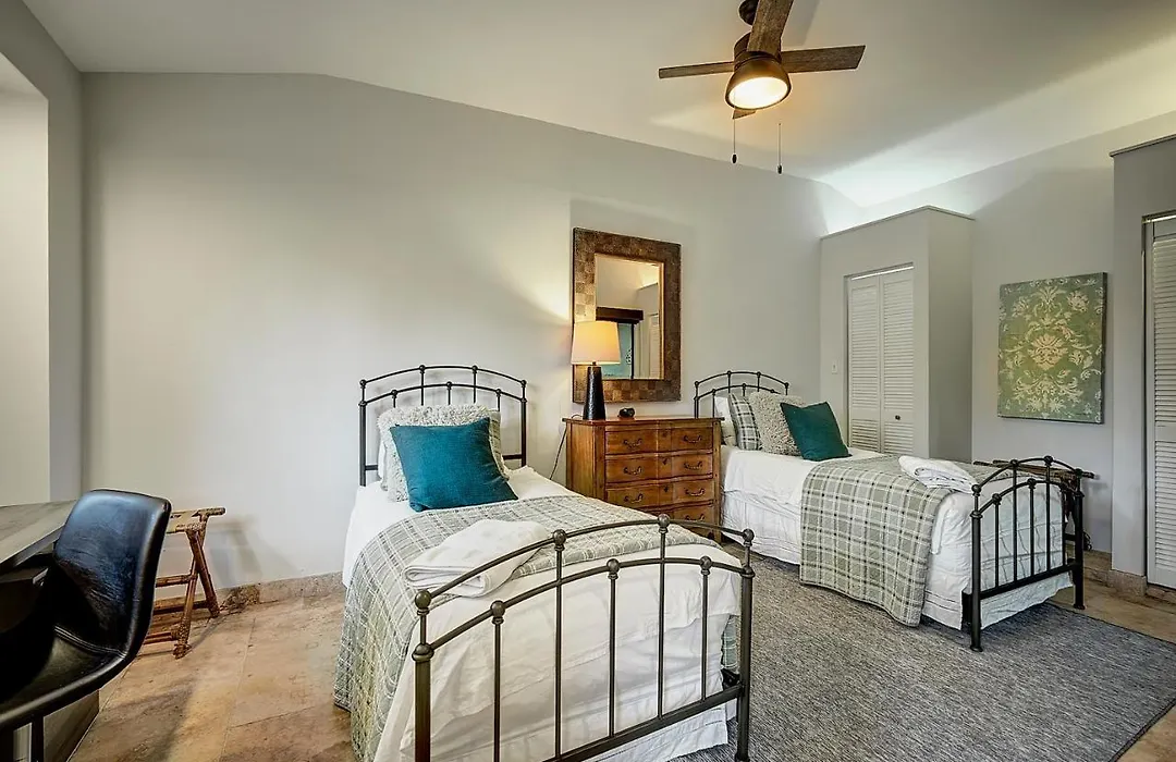 Fantastic 3 Bedroom Heated Salt Pool Home 3 Blocks From Wilton Drive-1