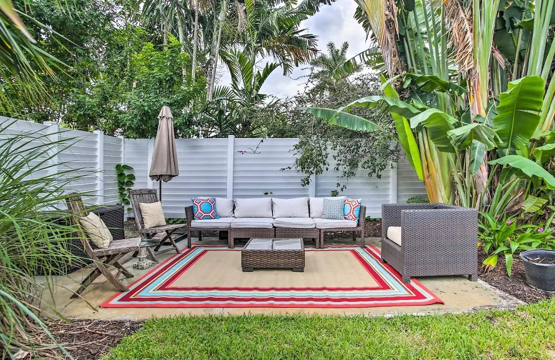 Towering Palms Wilton Manors Home With Yard!-1
