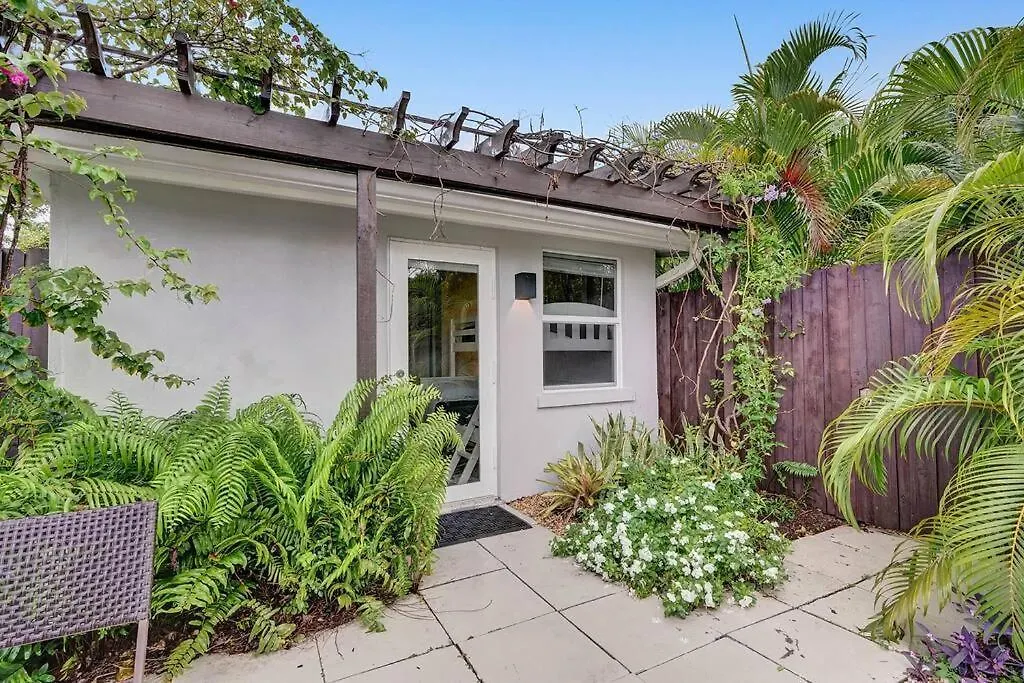 Stylish Tropical Oasis Hot Tub Pool Bbq-1