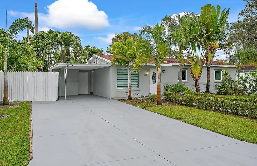 **Modern 3Bedroom W/ Stunning Backyard Area**-1