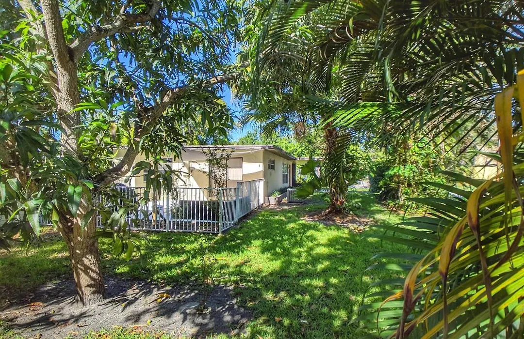 Flamingo Place - One Block To Lauderdale Marine Center - 3 Bedroom - 2 Bath - King Bed-1