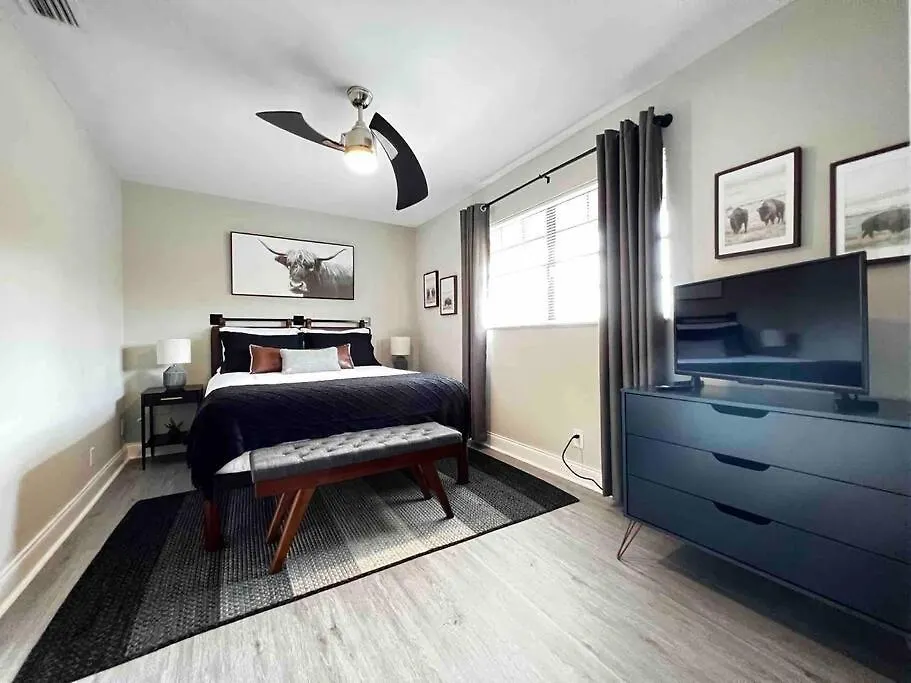 Guest Room In Wilton Manors-1