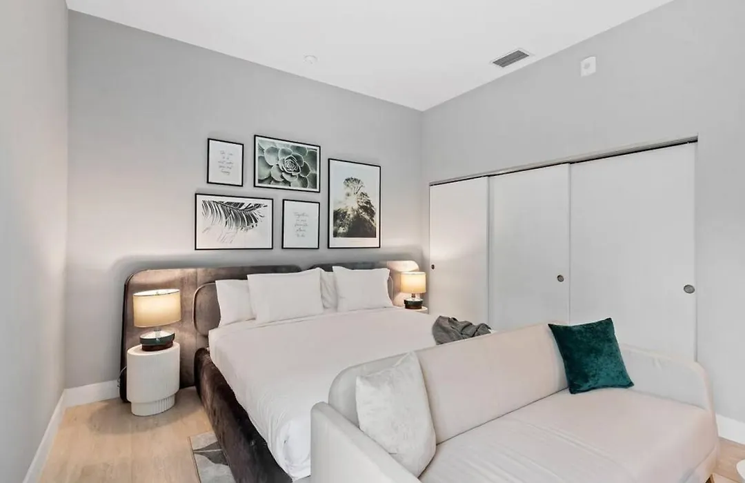 Pretty Rola 304 Luxury Apt W King Bed Central Area-1