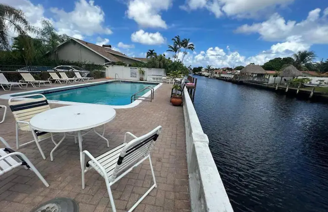 Great Room With Swimming Pool And Great Views-1