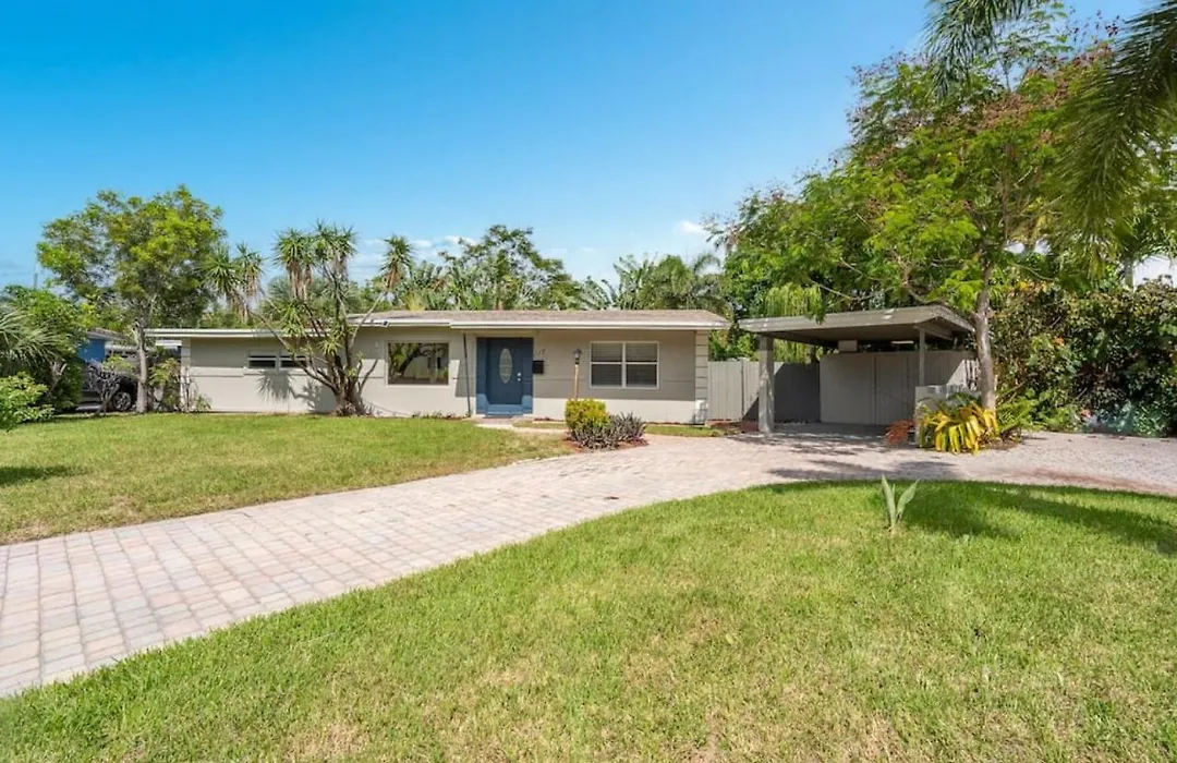 Wills Off Wilton Drive 2 Bed And 1 Bath Plus Den With Heated Pool-1