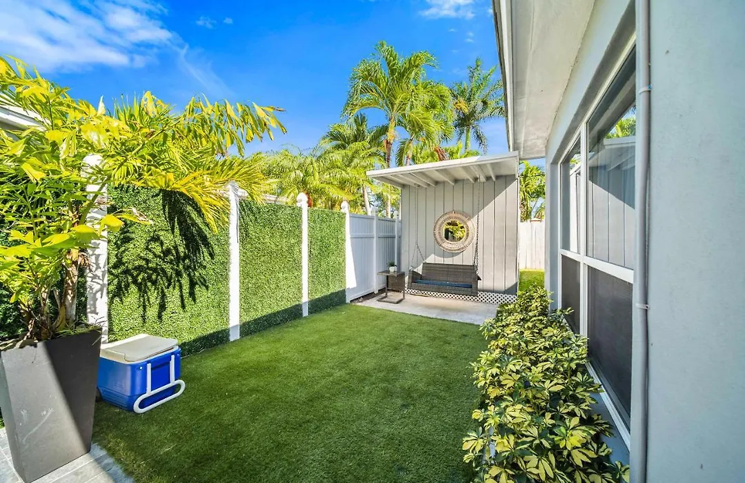 Lovely Home With Backyard Lounge North Ft Lauderdale-1
