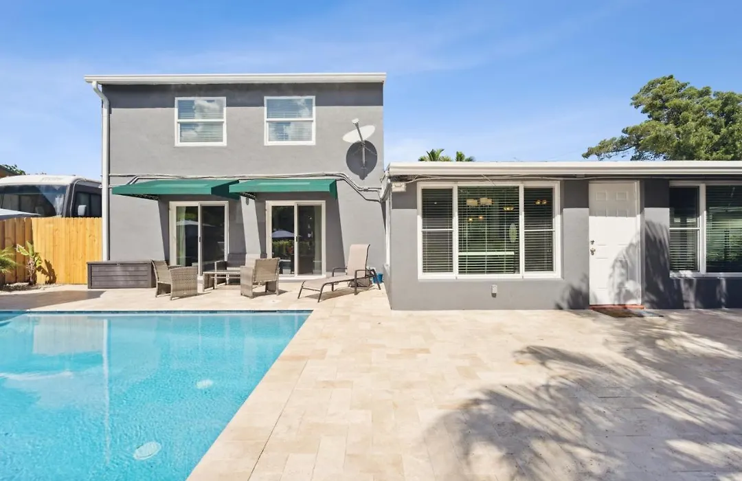 Waterfront Apartment With Shared Pool - Just 10 Mins To Beach! Apts-1