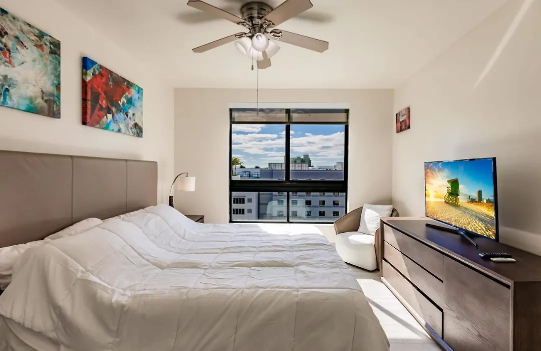Modern 1B 1B Condo With City & Skyline Views In Las Olas-1