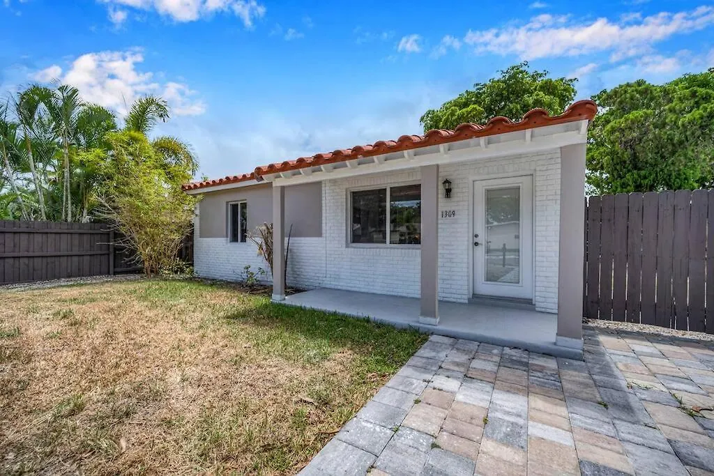 Two Bedroom Residence At Ft Lauderdale With Trampoline, Games & More-1