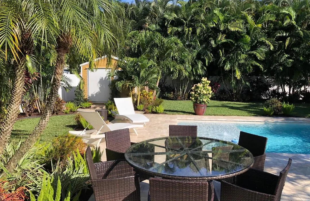 Private Bedroom & Den Suite With Shared Pool & Tropical Garden-1