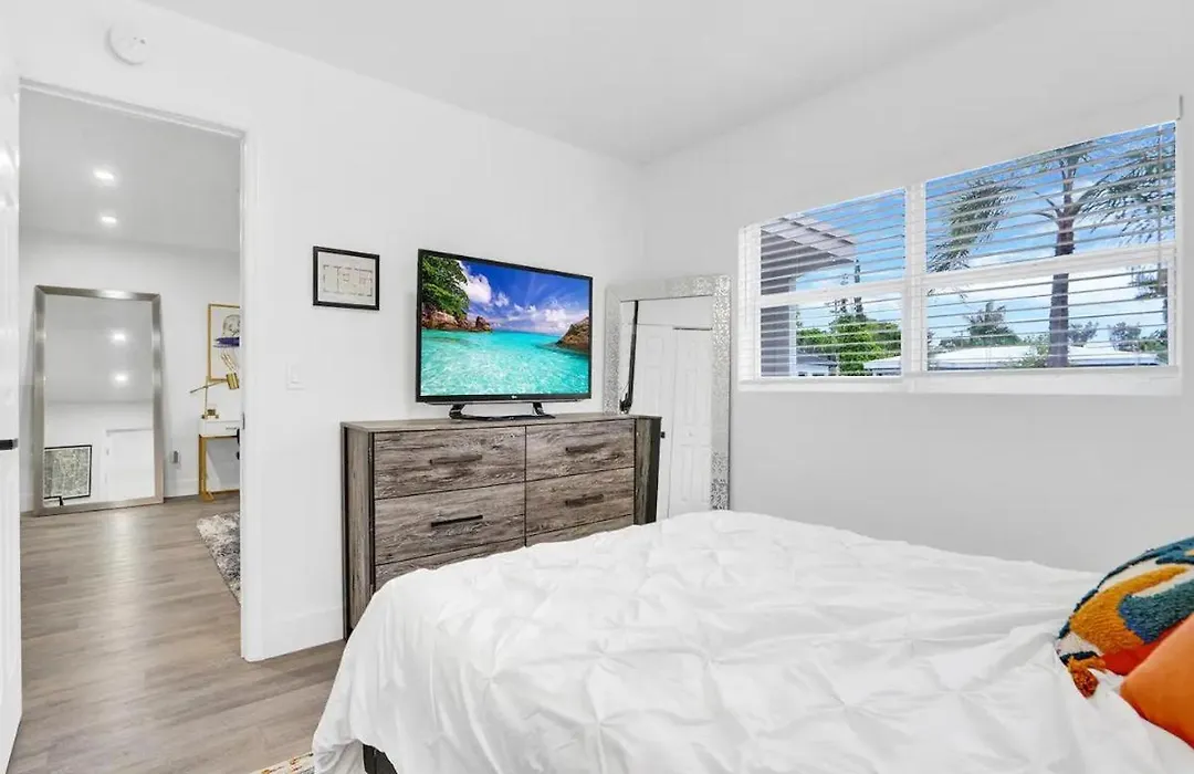 Zach'S Modern Tropical Retreat-1