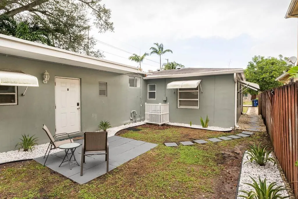 Pet Friendly / Fenced Yard / Near Beach & Downtown-1