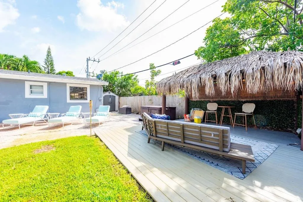 Poolside - 3Br - Pool - Sun Loungers-1