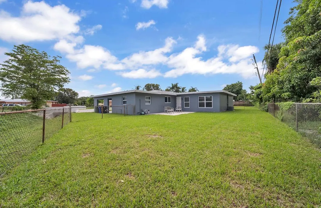 Sweet Escape 5 Br/2Ba Min From Airport And Beach-1
