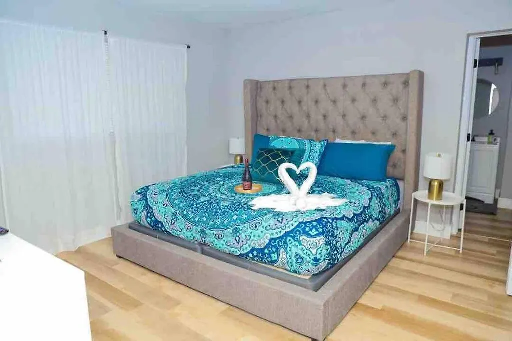 Pool Home, Near Attractions, Beaches, Airports, Theater Room, 5 Minutes To Hard Rock Guitar Center-1