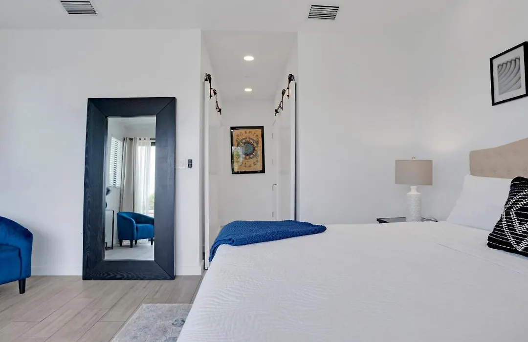 Large Home Near The Beach/Las Olas-1