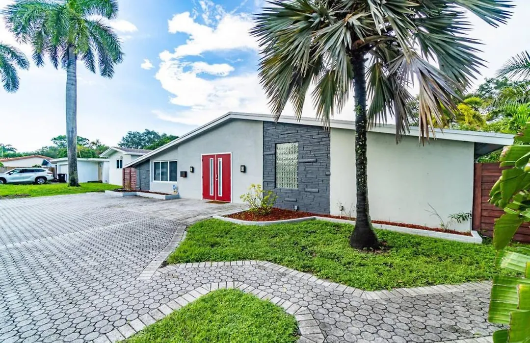 Stylish Pool House In The Heart Of Fort Lauderdale-1