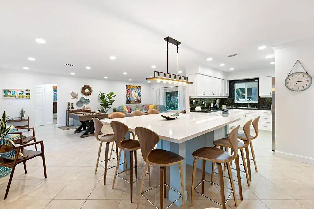 Walking Distance To The Beach 3Br House With Pool-1