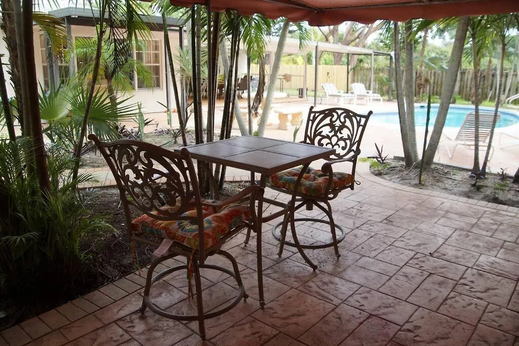 Tropical Cottage For 2, Big Back Yard, Shared Pool-1