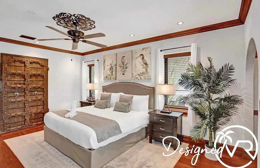 5Br Charm With Heated Pool And Lakefront-1