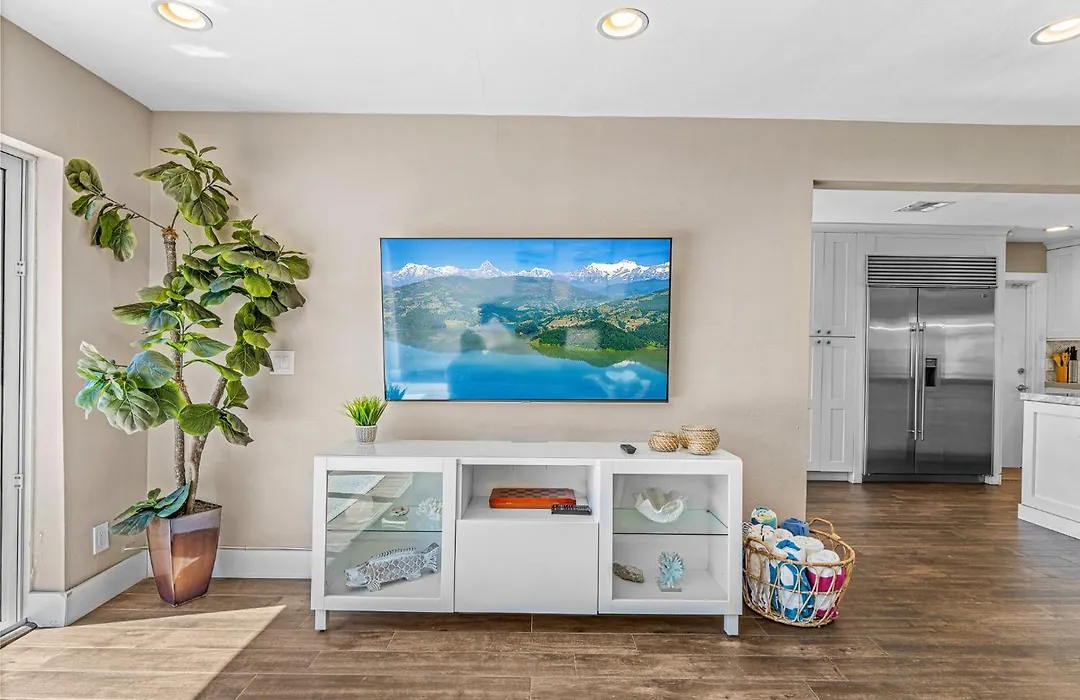 Exquisite House In Lbts- 7 Min Walk To The Beach!-1
