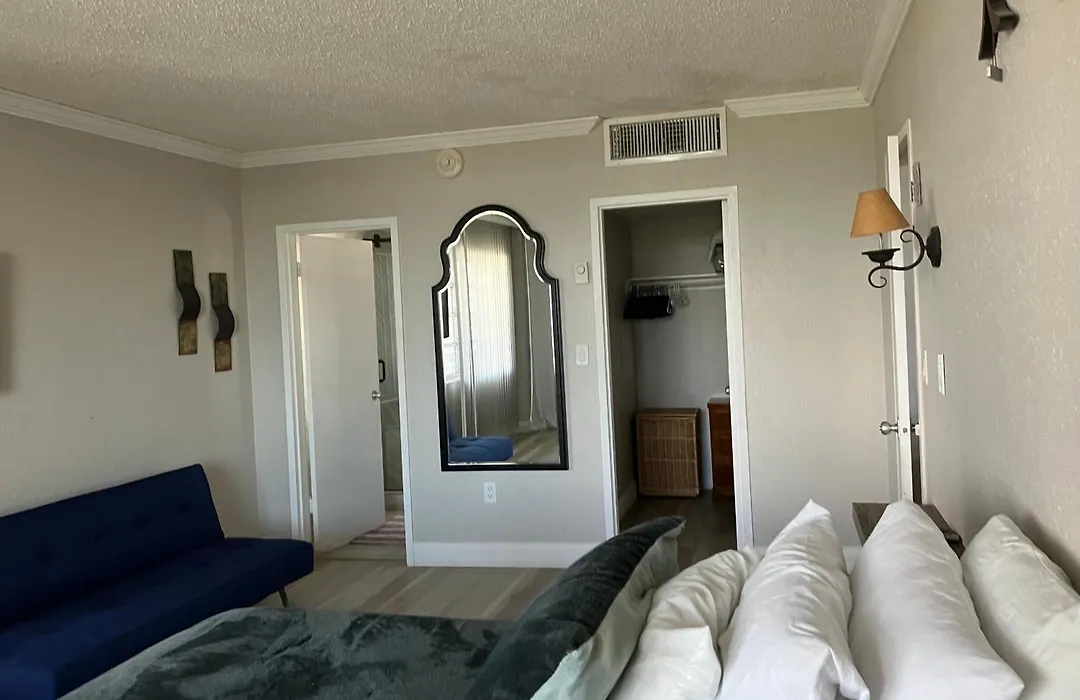 Oceanview On Sand Located In Ocean Manor Resort Fort Lauderdale Beach 2 Bed 2 Bath Spacious Corner Unit Partial Ocean View-1