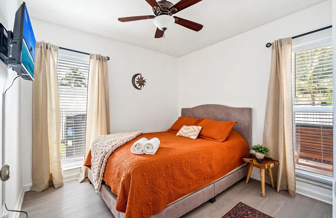 Gorgeous Open Concept 4 Bedroom With Heated Pool And Lounge Area-1
