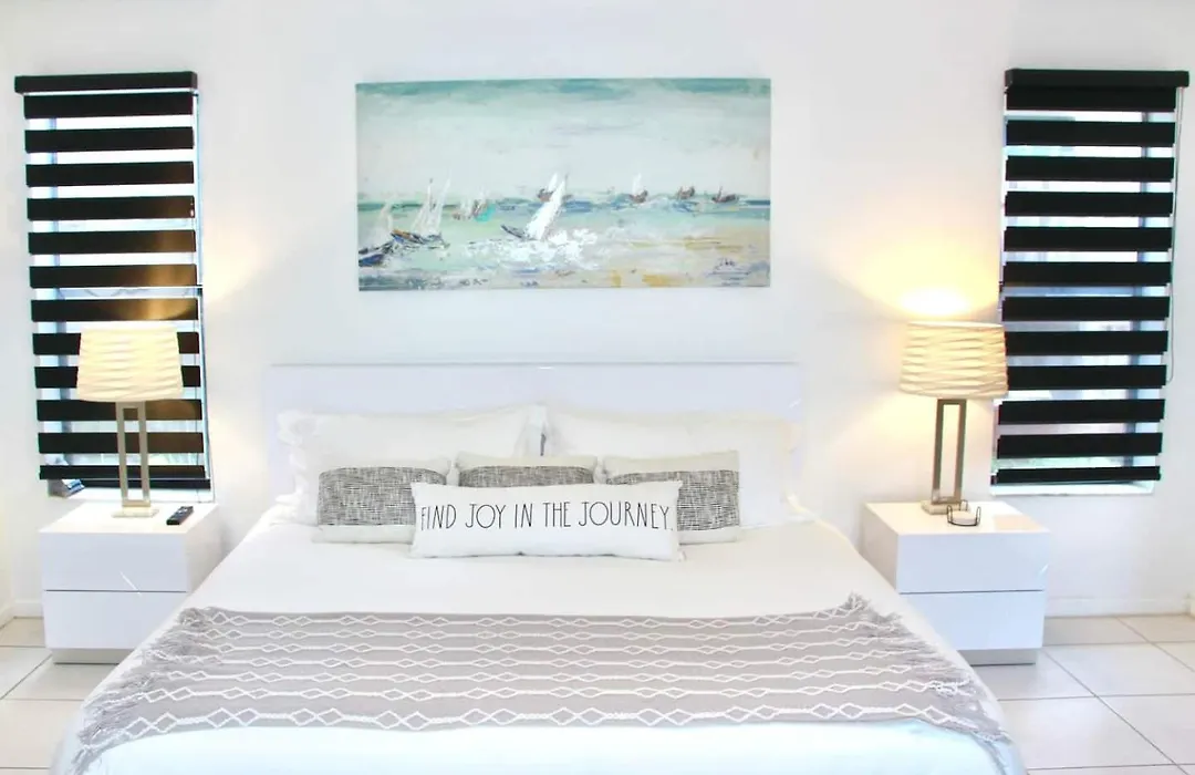 Lux House Heated Spa & Free Boat Tour!-1