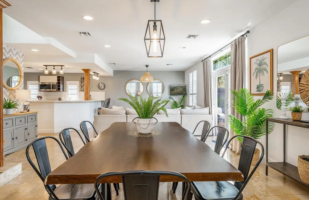 Fern Residence-Spacious, Backyard-Downtown & Beach-1