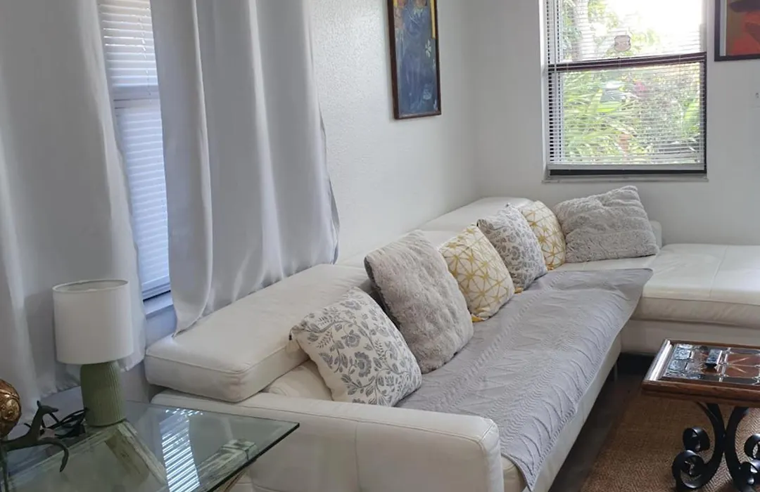 Stylish One-Bedroom Apartment And Beautiful Garden!-1