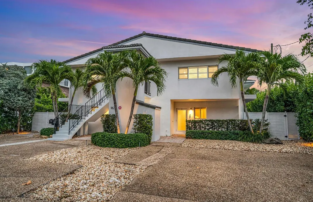 Retreat By Beach Waterfront Lago Key-1
