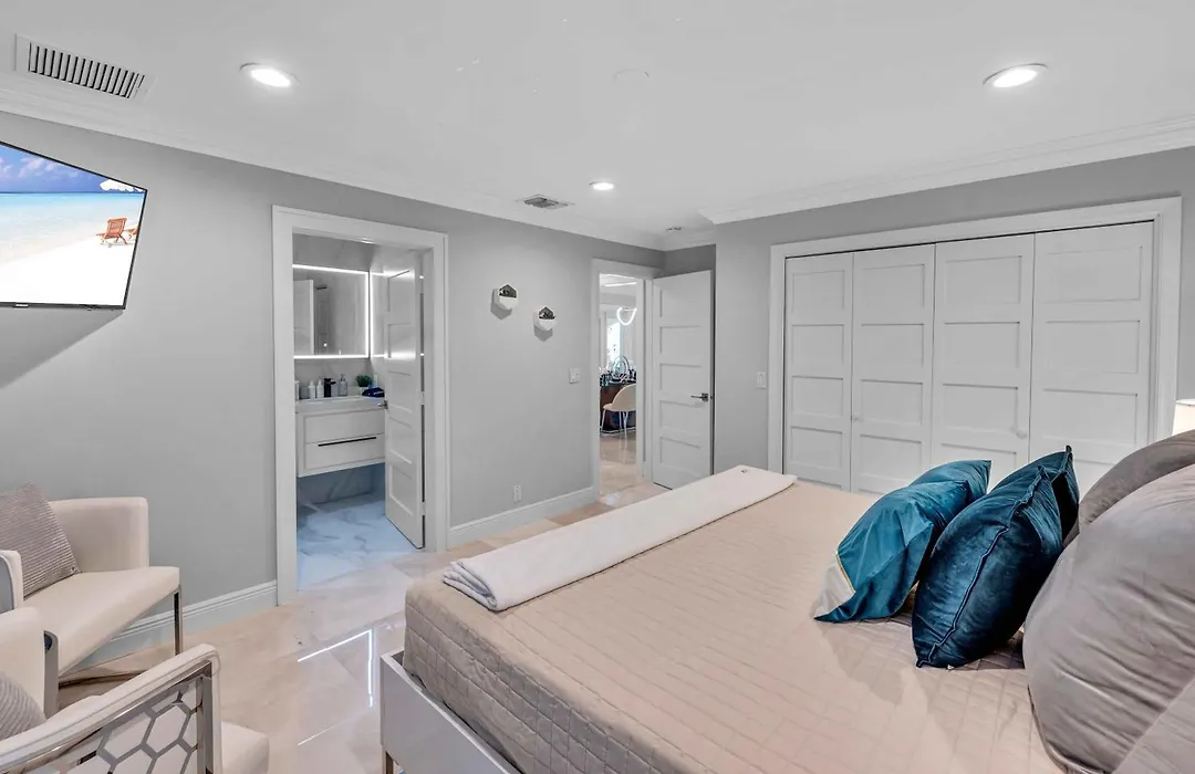 Waterfront Villa Walk To Beach Venice Of America Coastal Extravagance Palm Key Vlllas-1