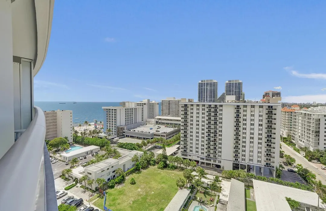 Luxury Corner 1 Bedroom W Residence With Fantastic Intercoastal Views, Pool & Hot Tub-1