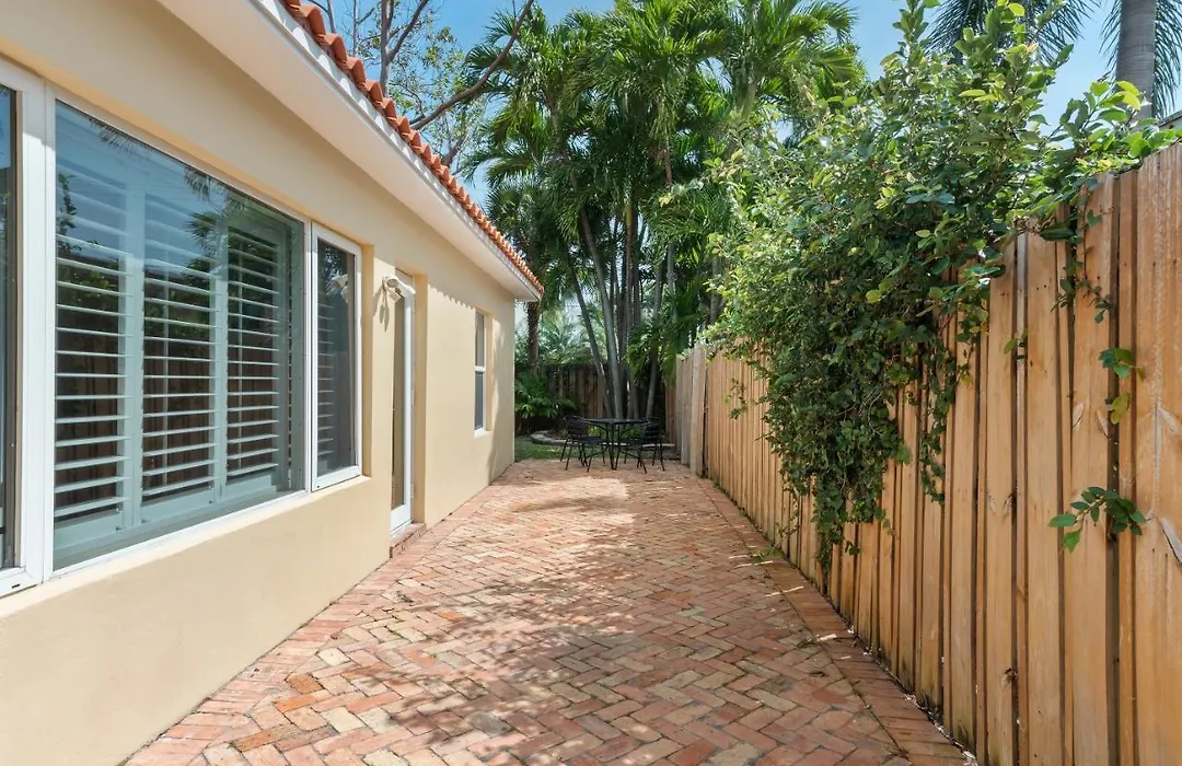 Beautiful House With Pool, Garden, Garage Parking And More-1