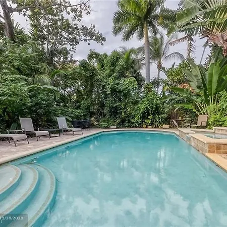 Fantastic 3 Bedroom Heated Salt Pool Home 3 Blocks From Wilton Drive-3