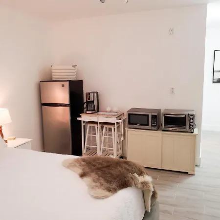 Stylish & Newly-Renovated Suites Near Las Olas-3