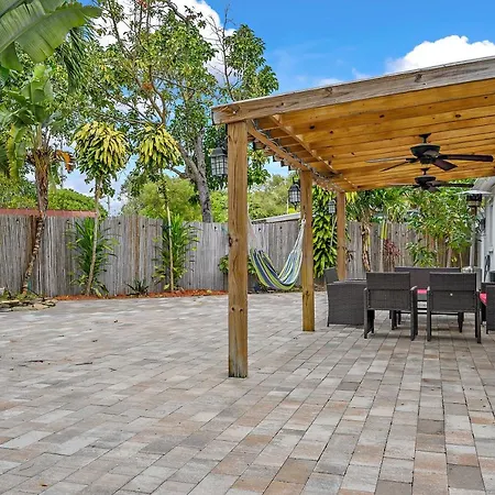 **Modern 3Bedroom W/ Stunning Backyard Area**-2