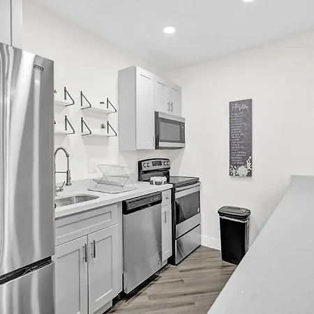 Brand New 4Bed/2Bath - Renovated Luxury Stay-3